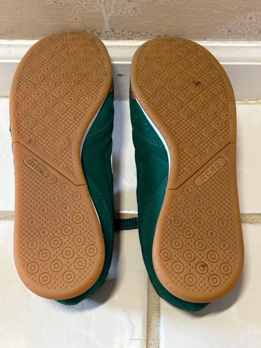 Super RARE New Balance Womens Green Suede Athletic Sneakers with White Accent - Picture 3 of 8